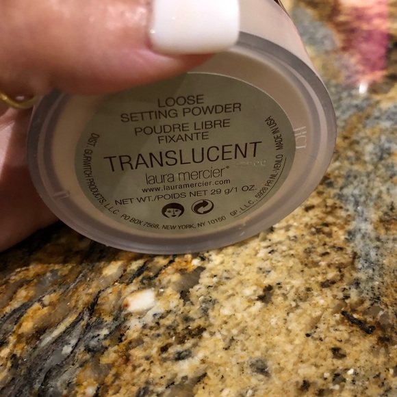 Only used twice Laura Mercier translucent powder - Picture 2 of 4